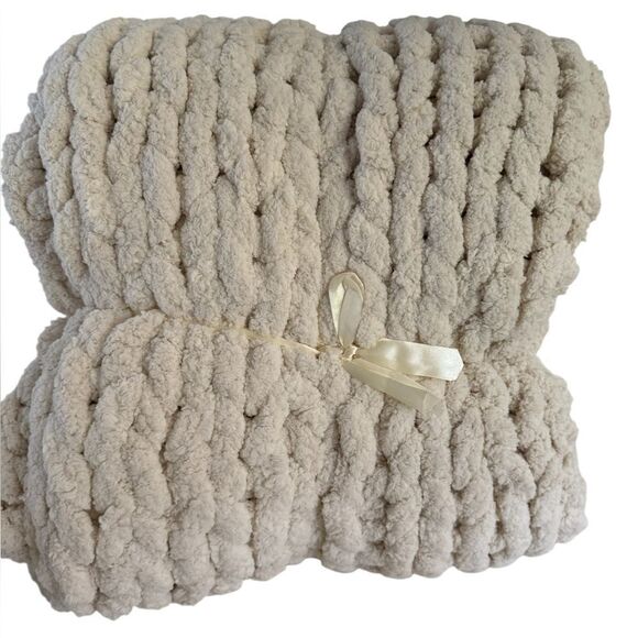 NWT Chunky Cream Knit Blanket - Picture 1 of 3